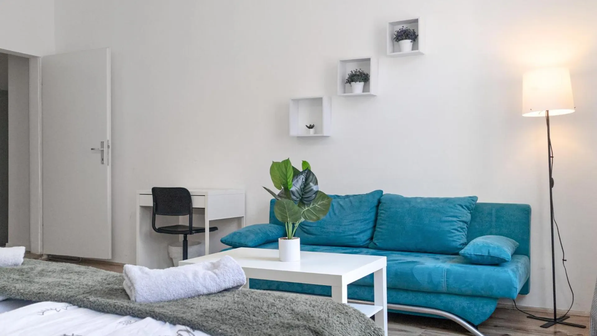Lovely 2Br Apt With Ideal Location contacts